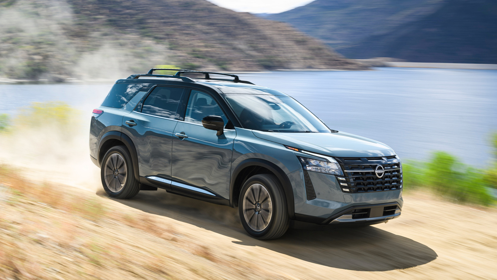 Lekko odświeżony Nissan Pathfinder 2026 otrzymuje nową osłonę chłodnicy, nowy ekran i niewiele więcej